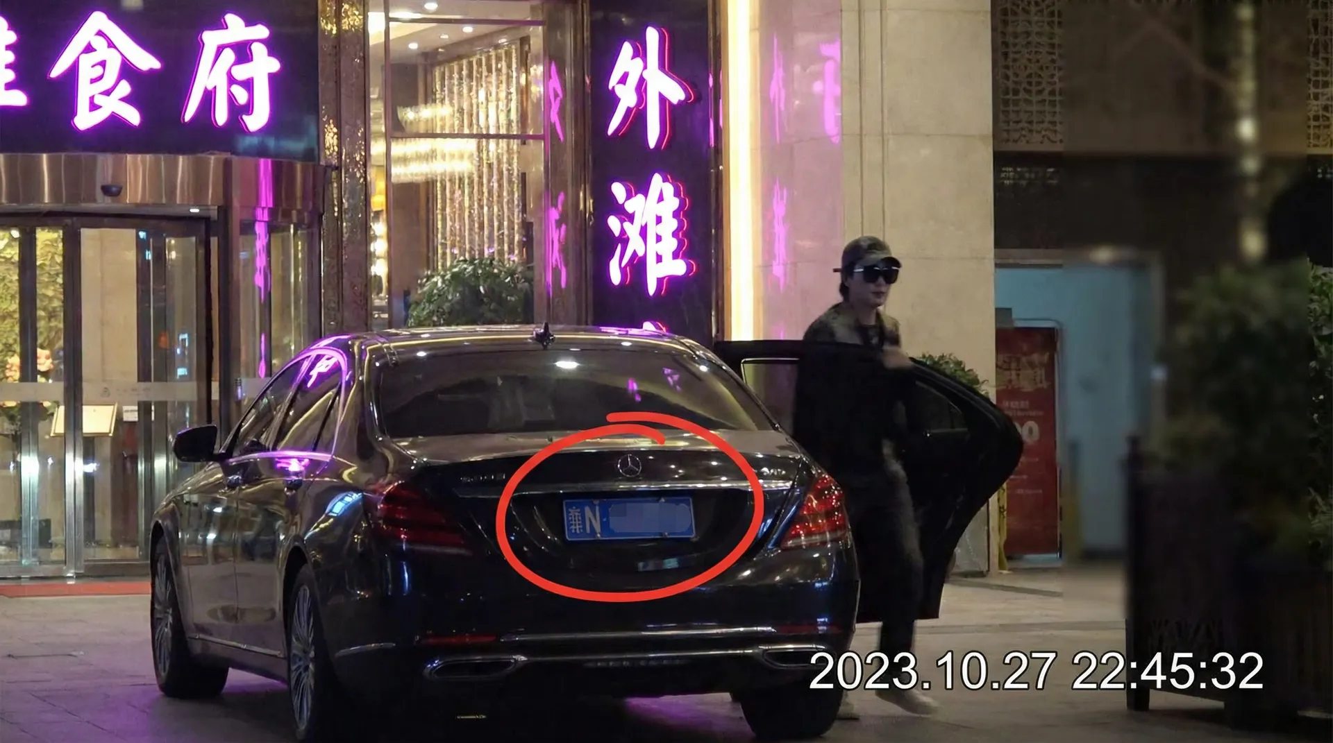 一起草网站 - 豪车餐厅外偷拍